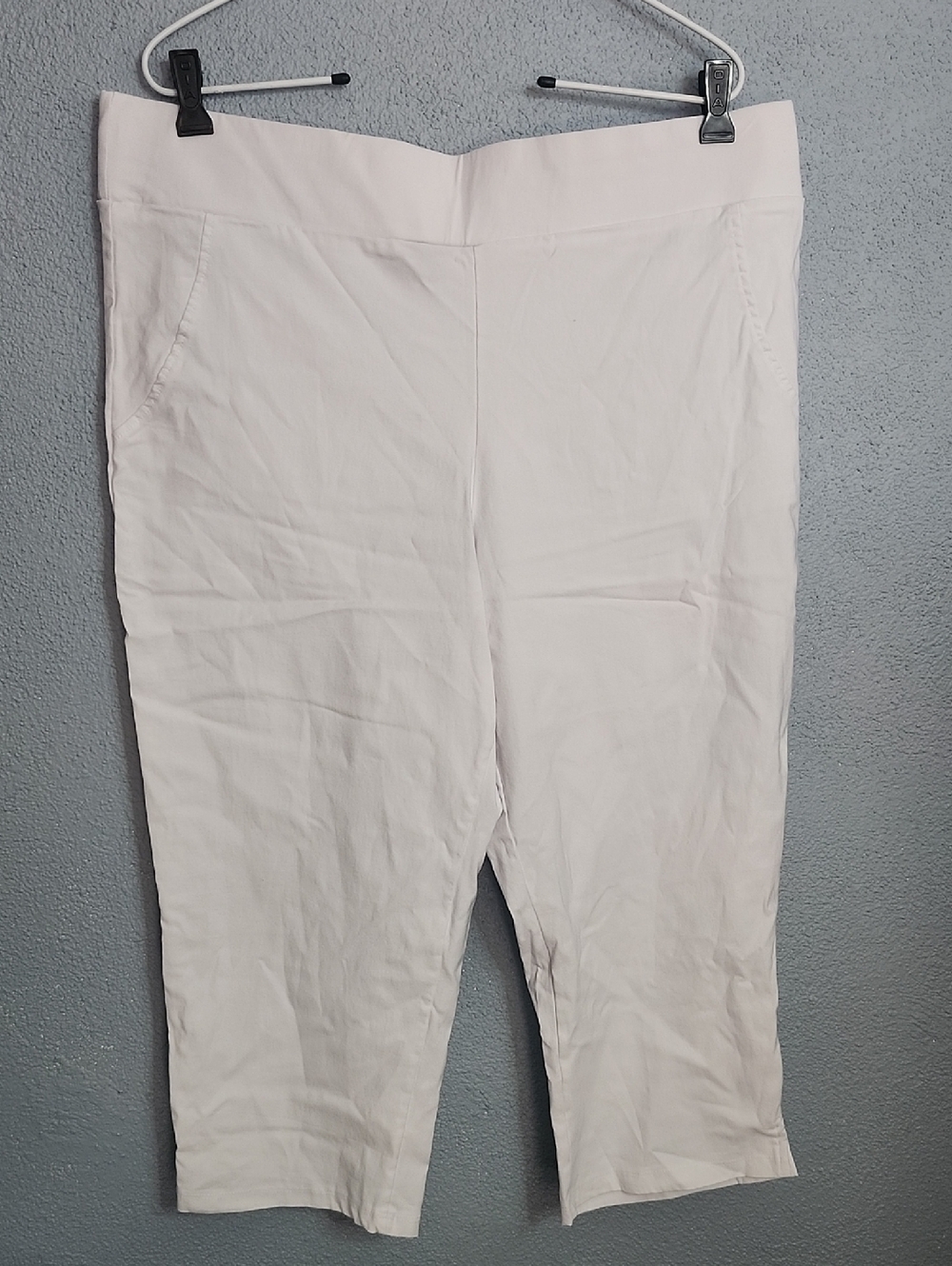 Lavish White Pull-On Capri Pants